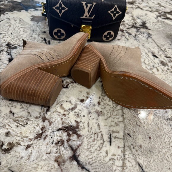 Marc Fisher  NFR approved Footwear Taupe Ankle Booties. Excellent opportunity. - Picture 4 of 5